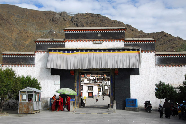 Main gate to Tashilhunpo Monastery, Shigatse