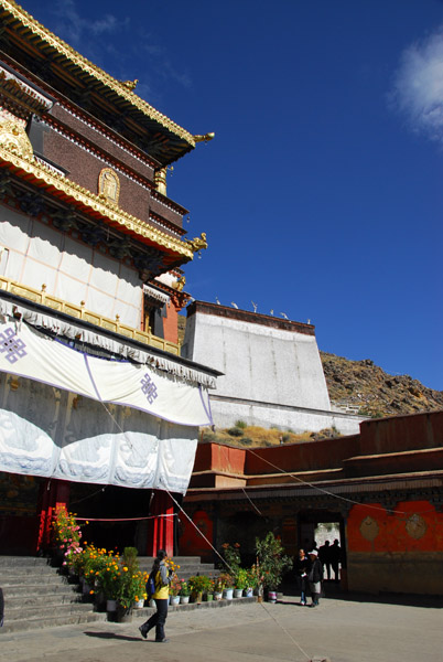 Kelsang Temple Complex with the Tombs of the 5th-9th Panchen Lamas