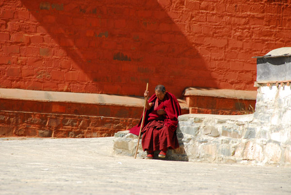 Old monk resting, Tashilhunpo