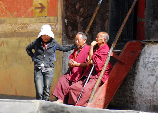 The guide chatting with some old monks while I wander