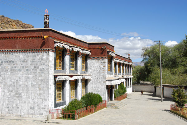 New-looking building, Tashilhunpo Monastery