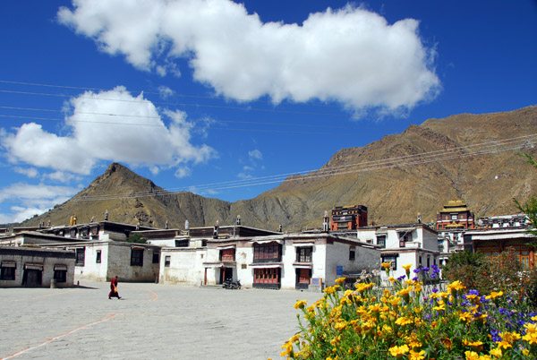 Large open square inside the main gate, Tashilhunpo Monastery