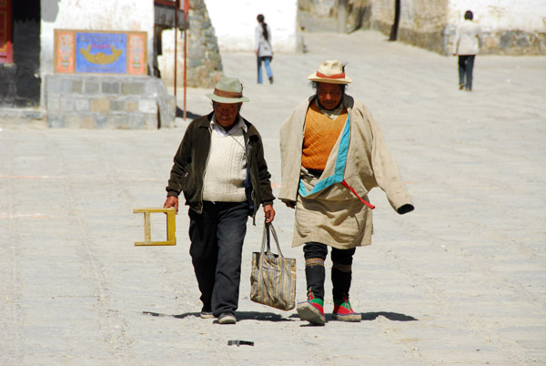 Tibetan men, Tashilhunpo