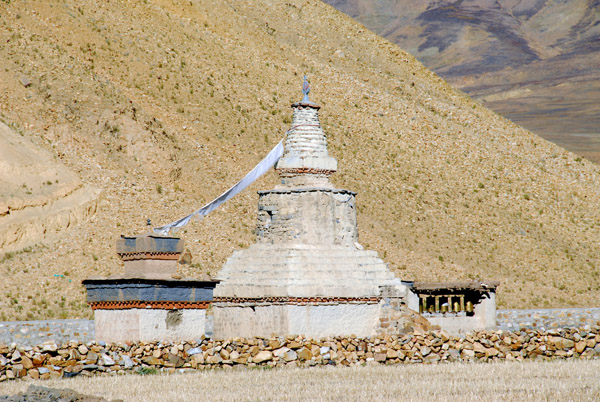 Deteriorating chörten (stupa) km 4998