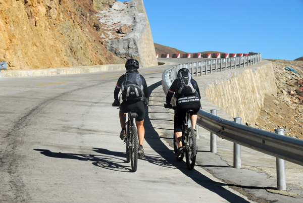 Dutch cyclists on the Friendship Highway climbing the Tropu-la Pass