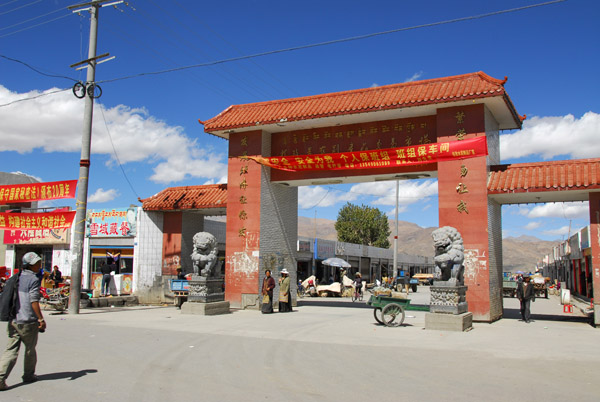 New Chinese gate in the center of Lhatse