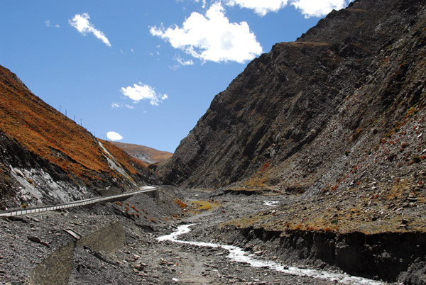 The road starts to climb towards Gyatso-la Pass