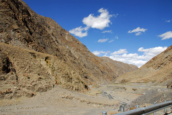 The road from Lhatse to Gyatso-la Pass