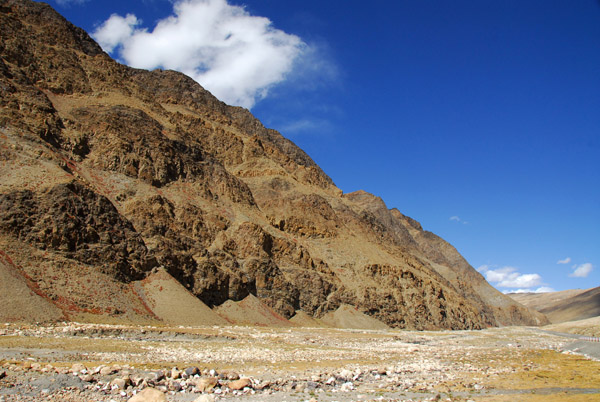 Descending from Gyantso-la Pass