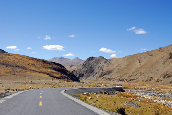 Friendship Highway southwest of Gyantso-la Pass