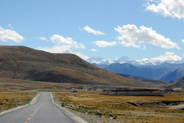 The first view of Mt Everest appears, Friendship Highway km 5114