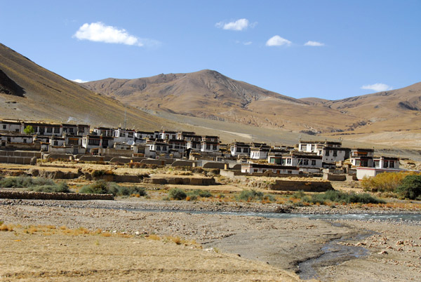 Village along the Friendship Highway just before New Tingri (N28.691/E87.189)