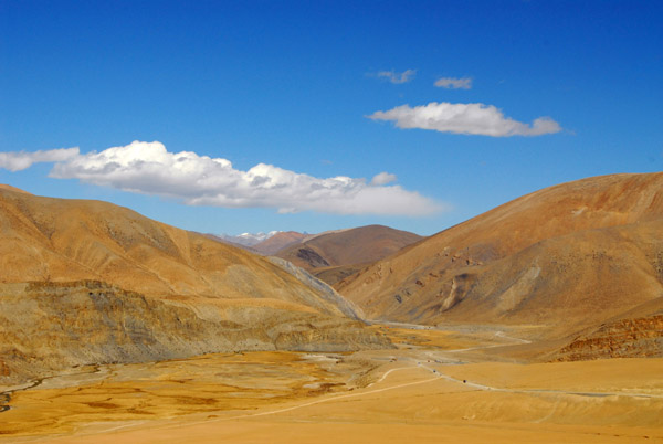 Looking back down to the base of La Lung-la Pass and the junction for Kyirong Valley
