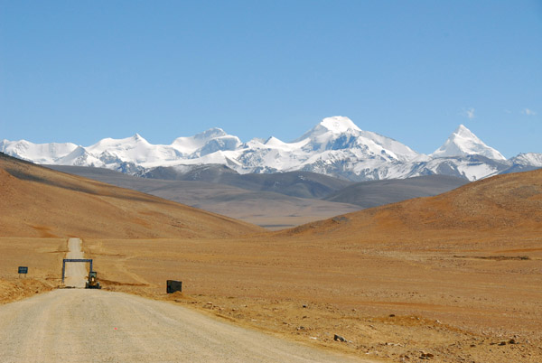 Friendship Highway descending La Long-la Pass in front of the Lapche Kang massif