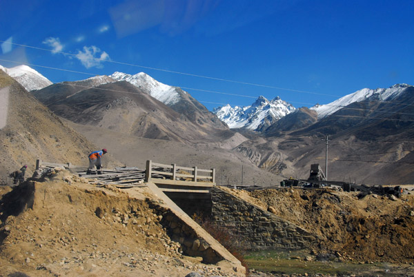 Bridge across the Matsang Tsangpo river on the Friendship Highway (N28.3007/E86.0313)