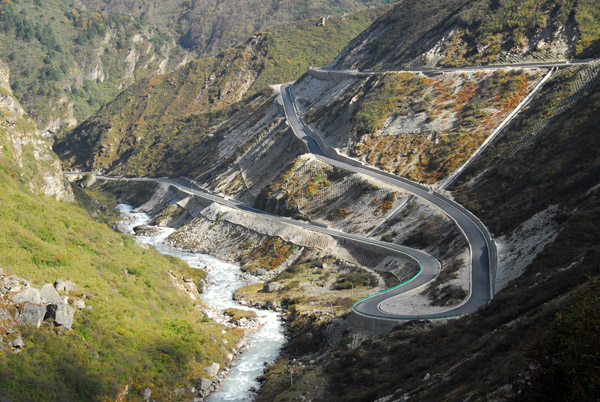 From Nyalam to Zhangmu, the Friendship Highway descends 1450m (4757ft)