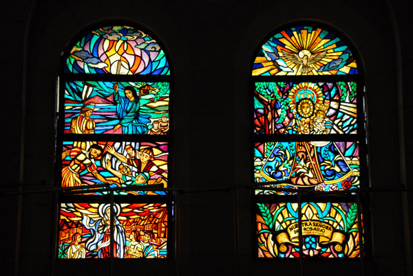 Stained glass, Manila Cathedral, Nuestra Seora de Rosario on right