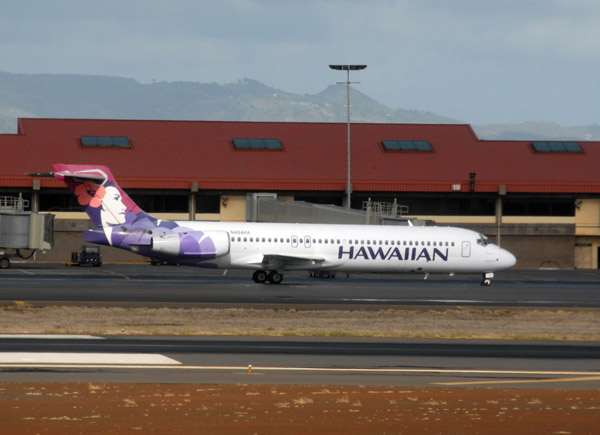 A Hawaiian Airlines Boeing 717 (N484HA) on the other side of Kahului Airport