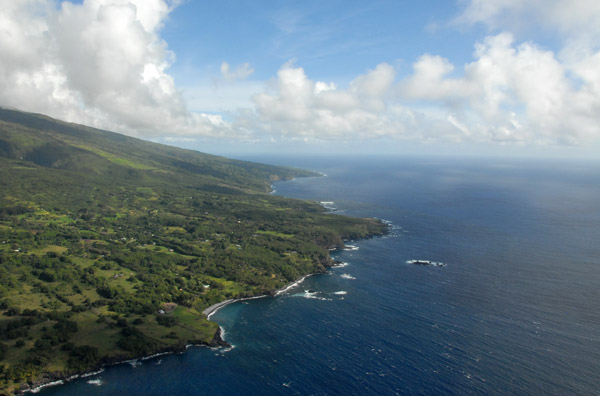 Southeast coast of Mauiand Ma'ulili Bay from the air