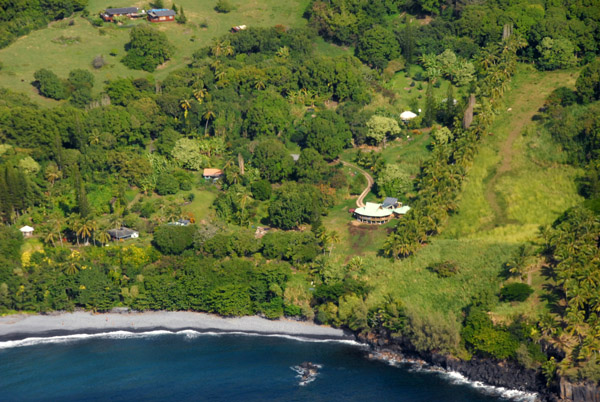 Black sand beach at Ma'ulili Bay south of Hana (N20.6484/W156.0620)