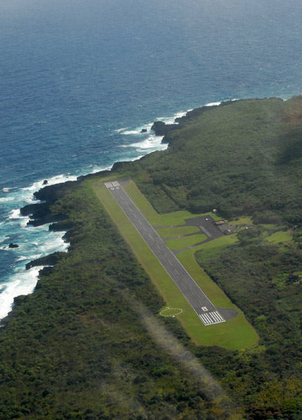 Runway 8/26 at Hana Airport (3606 ft)