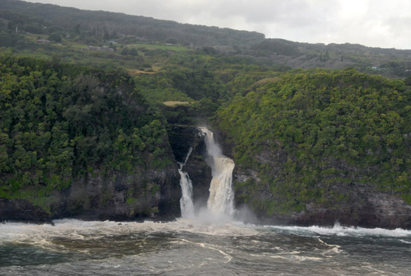 Pu'ukukae Falls, Mailiilihaele Stream on the left, Kailua Stream on the right (N20.899/E156.205)