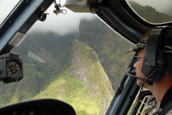 Passing the famous Iao Needle by helicoputer