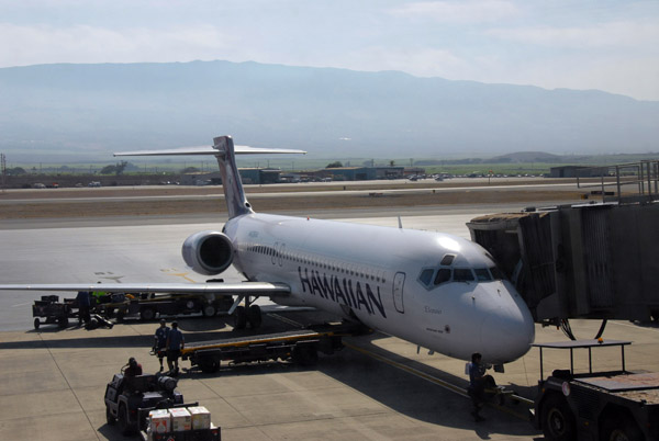 Hawaiian Airlines B717 (N476HA) at OGG with Haleakala