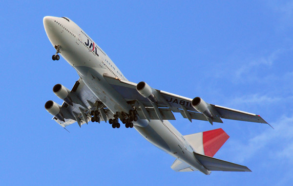 Japan Airlines Boeing 747 on approach to Guam
