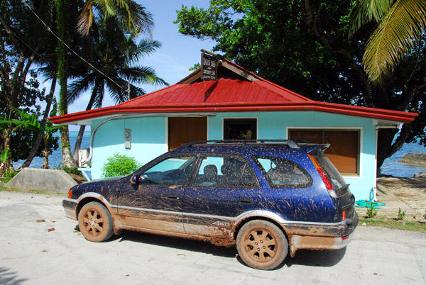 Our slightly dirty car in front of the Okemii Deli in Melekeok