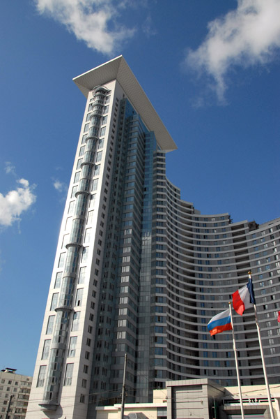 New building along Rusakovskaya ulitsa