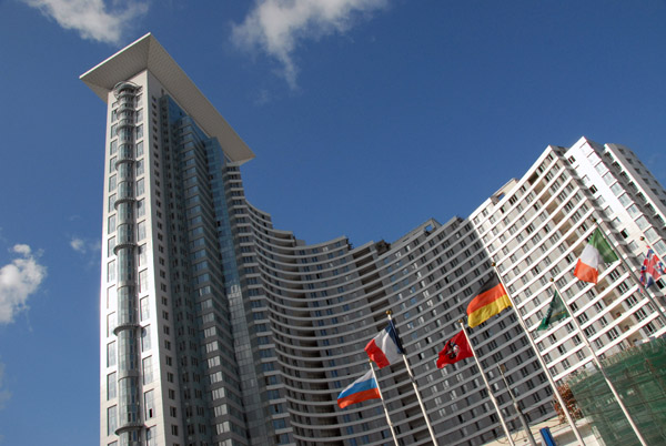 New building along Rusakovskaya ulitsa across from the Holiday Inn Moscow Sokolniki
