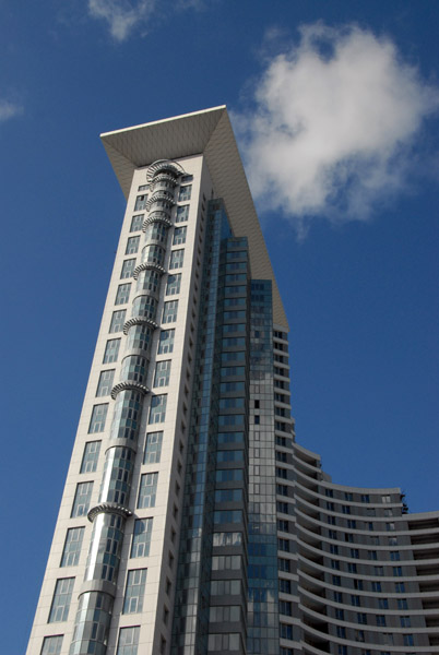 New building along Rusakovskaya ulitsa