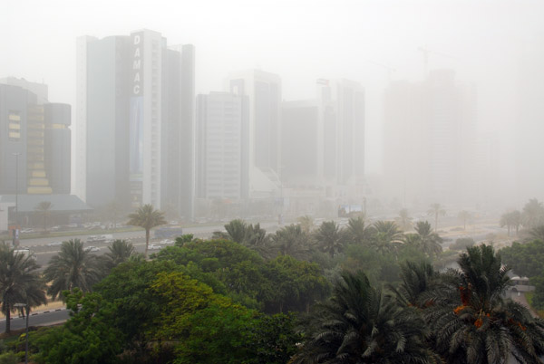 Foggy morning along Sheikh Zayed Road