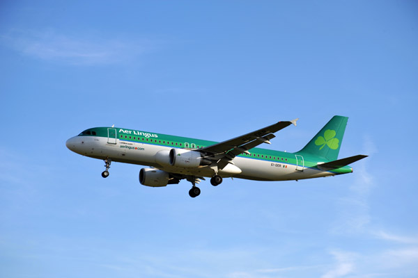 Aer Lingus A320 (EI-DER) landing at LHR