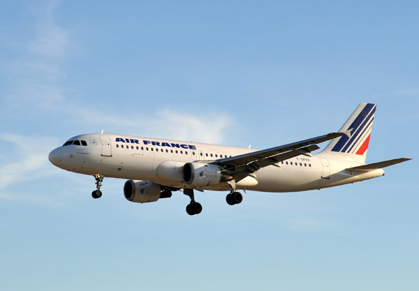 Air France A320 (F-GFKV) landing at LHR