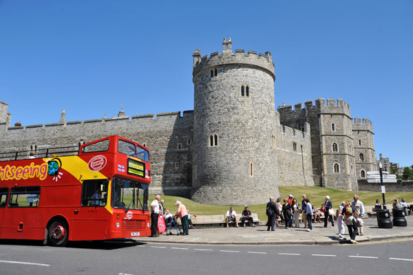 Sightseeing bus in front of Windsor Castle