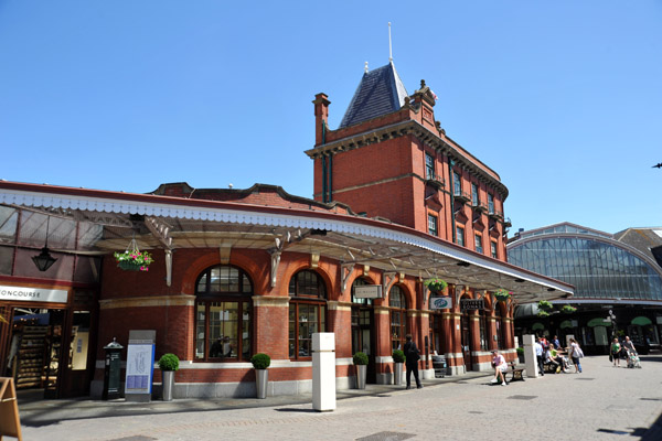 Windsor Railway Station - shopping and cafes