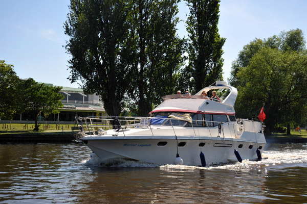 Mistral Legende on the Thames