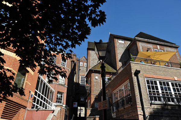 Behind the King and Castle, Thames Street