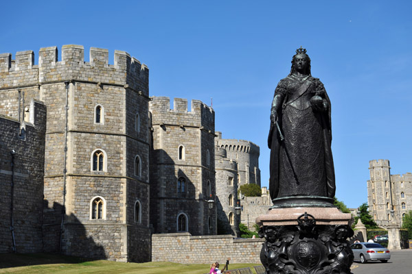 Queen Victoria statue and King Henry VIII Gate, Windsor Castle