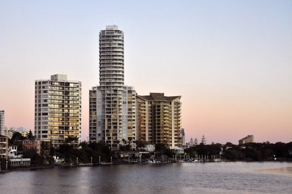 The Pinnacle on the Nerang River, Surfers Paradise (2003, 95m)