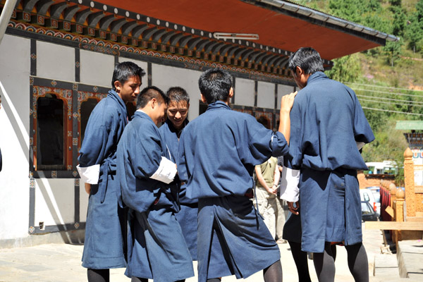 Students at the Painting School wearing basic blue gohs as their school uniforms