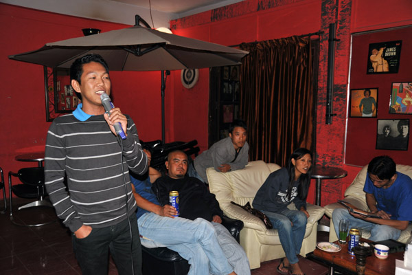 What Filipino can resist a karaoke bar?