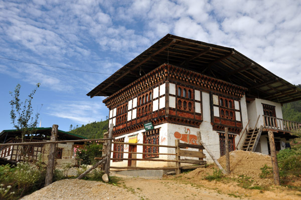 Traditional house along the National Highway - Kencho Bar Shop Hongsu