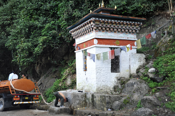 A famous fresh-water spring along the road to Punakha
