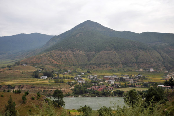 After the visit to Punakha, a drive downstream along the Puna Tsang Chu River before returning to Thimphu