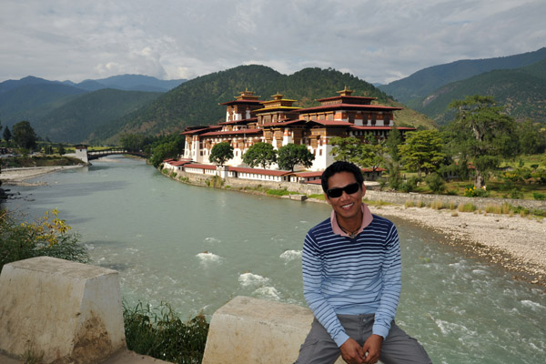 Dennis with the Punakha Dzong