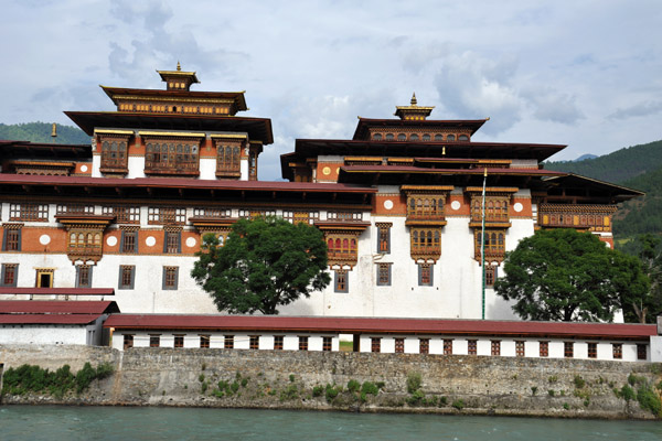 Punakha Dzong's temple is in the middle and the assembly hall on the right (south)