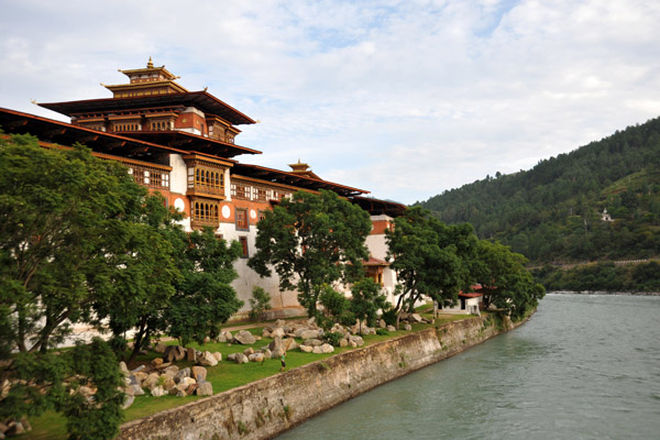 Crossing the bridge, Punakha Dzong